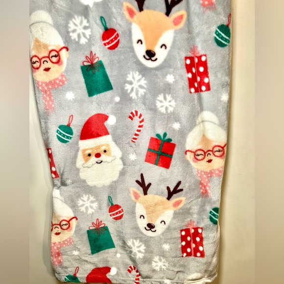 Mrs. Claus Santa & Reindeer Decorative Christmas Throw Blanket Gifts Smowflakes - Picture 8 of 15